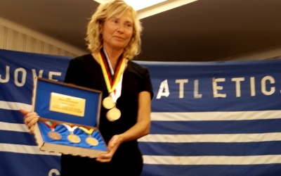 Carme Valero rebent les rèpliques de les medalles extraviades en el seu dia | Ricard Rof